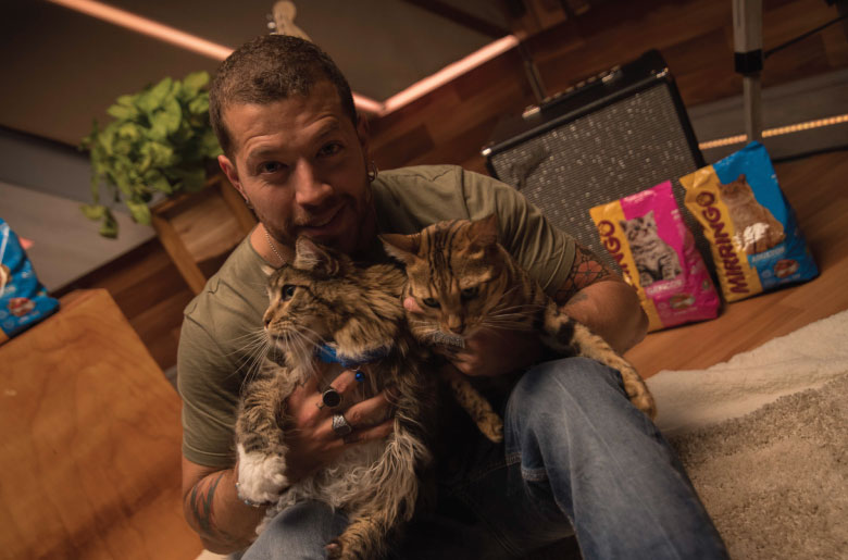 Mirringo presenta el homenaje de los gatos a los humanos